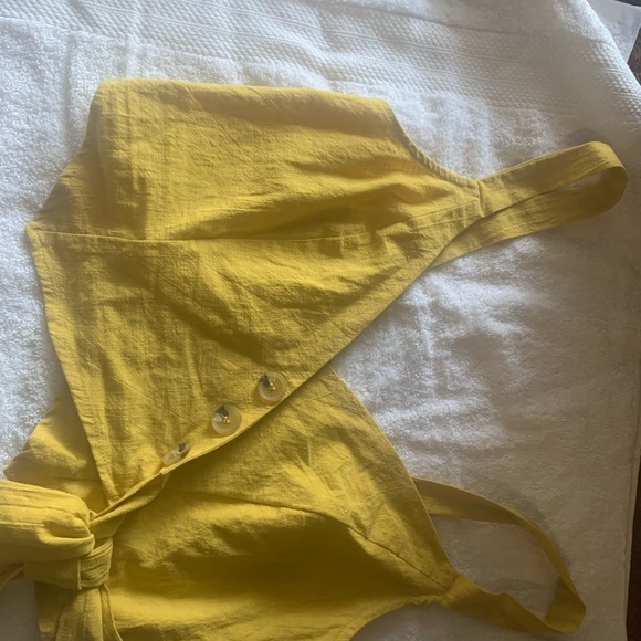 Cute yellow crop top - Picture 2 of 4